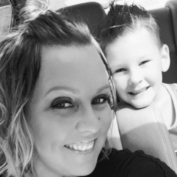 Meet your Posher, Stephanie - Picture 2 of 5